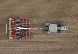 Déchaumeurs à dents traînés 4 barres Pöttinger Terria