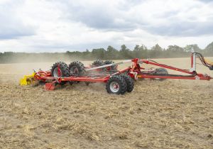 Déchaumeurs à dents traînés 4 barres Pöttinger Terria