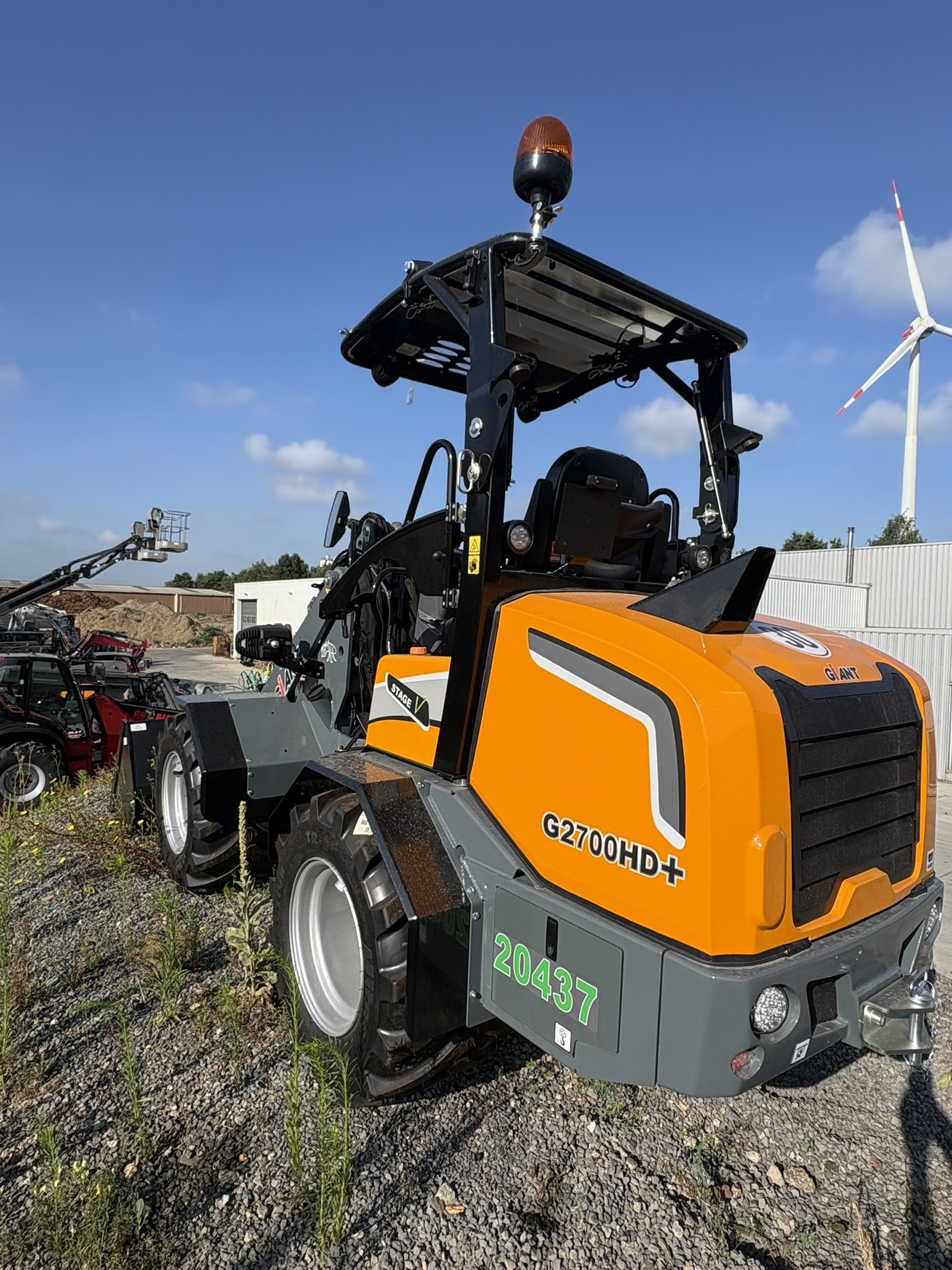Giant G2700 HD 204637 2
