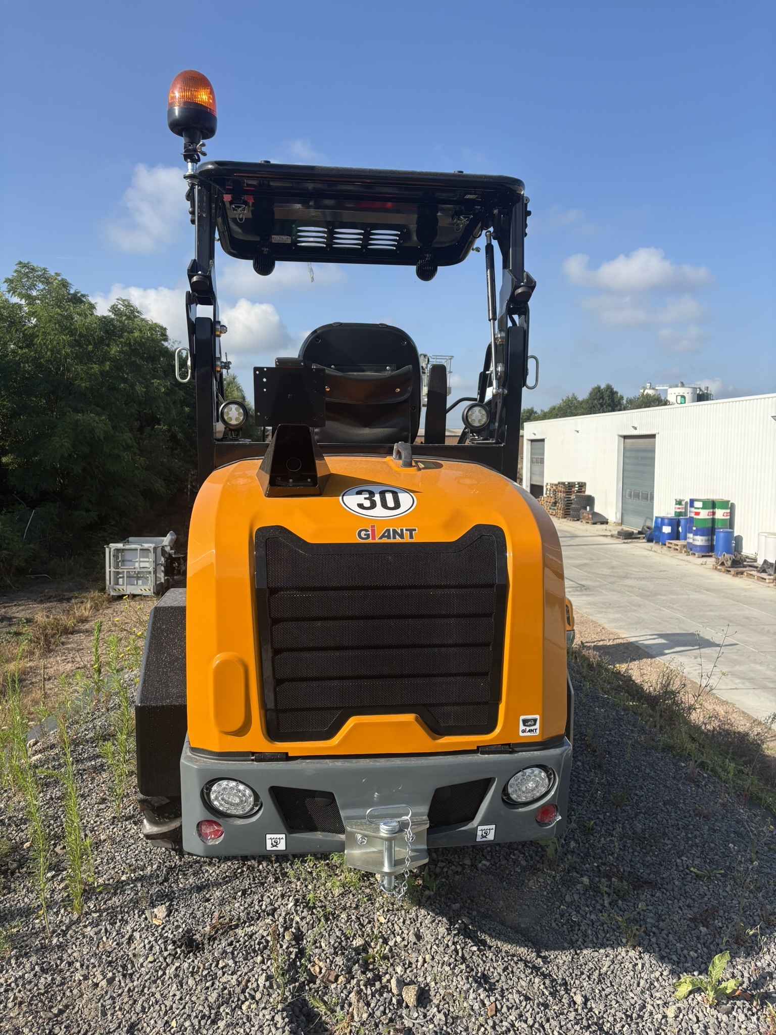 Giant G2700 HD 204637 3